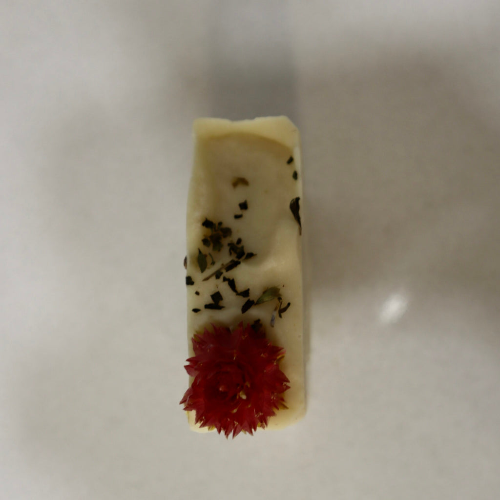 O Sabonete Perpétuo Morango é uma celebração sensorial e botânica, inspirada na delicadeza das flores secas e no conforto suave do verão em fim de tarde. Une o aroma doce e floral a uma base cremosa e equilibrada, oferecendo um momento de cuidado que reconforta o corpo e desperta os sentidos. A sua espuma suave limpa com delicadeza, graças à combinação de azeite, óleos de coco, abacate, girassol e rícino, respeitando a barreira natural da pele. Um cuidado nutritivo e gentil, ideal para todos os 