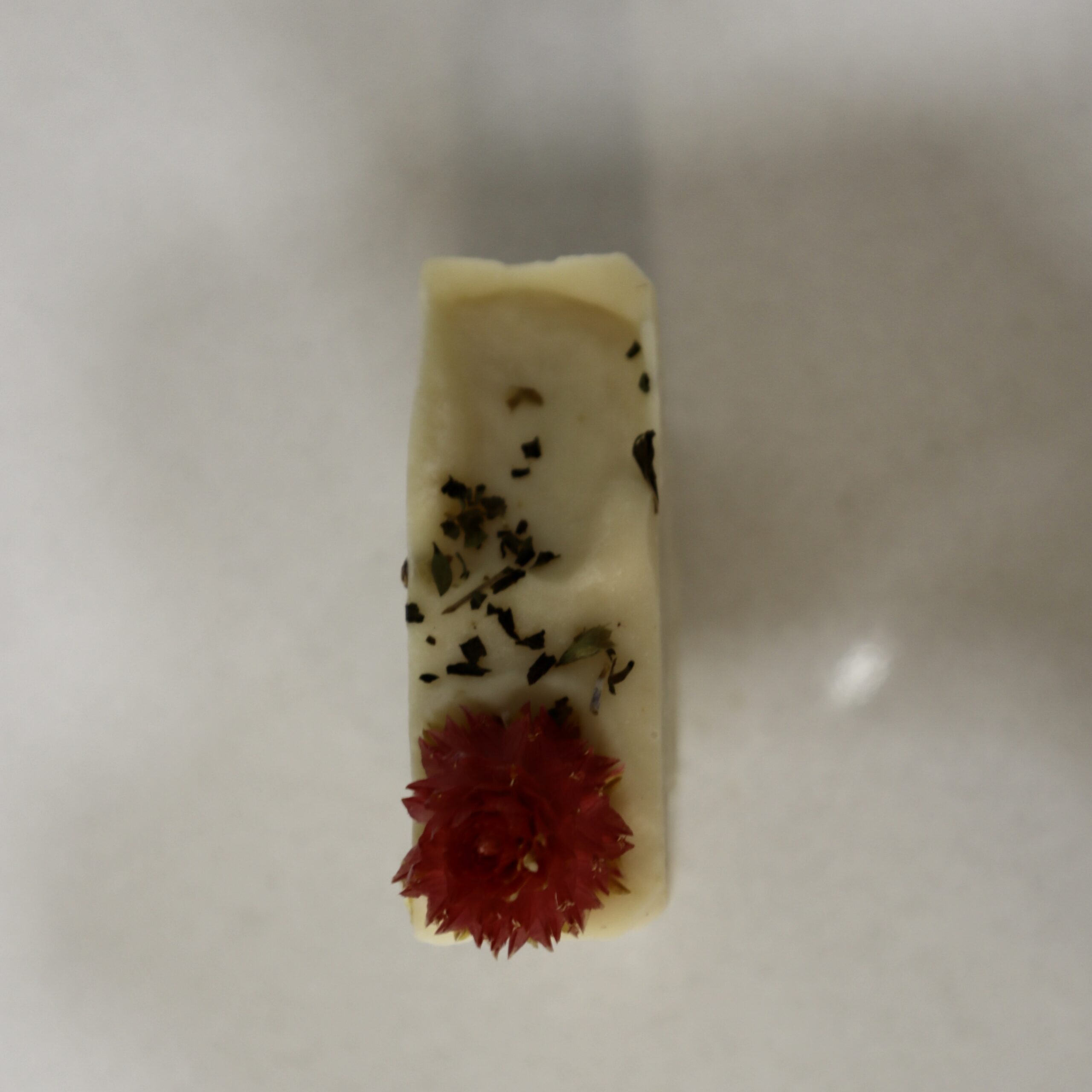 O Sabonete Perpétuo Morango é uma celebração sensorial e botânica, inspirada na delicadeza das flores secas e no conforto suave do verão em fim de tarde. Une o aroma doce e floral a uma base cremosa e equilibrada, oferecendo um momento de cuidado que reconforta o corpo e desperta os sentidos. A sua espuma suave limpa com delicadeza, graças à combinação de azeite, óleos de coco, abacate, girassol e rícino, respeitando a barreira natural da pele. Um cuidado nutritivo e gentil, ideal para todos os 