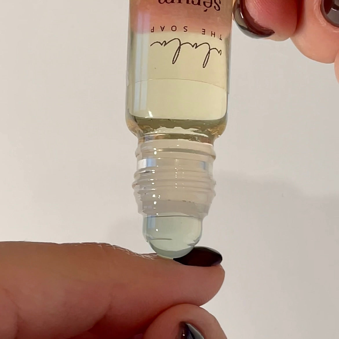 Sérum de mãos natural em frasco elegante com óleos vegetais nutritivos