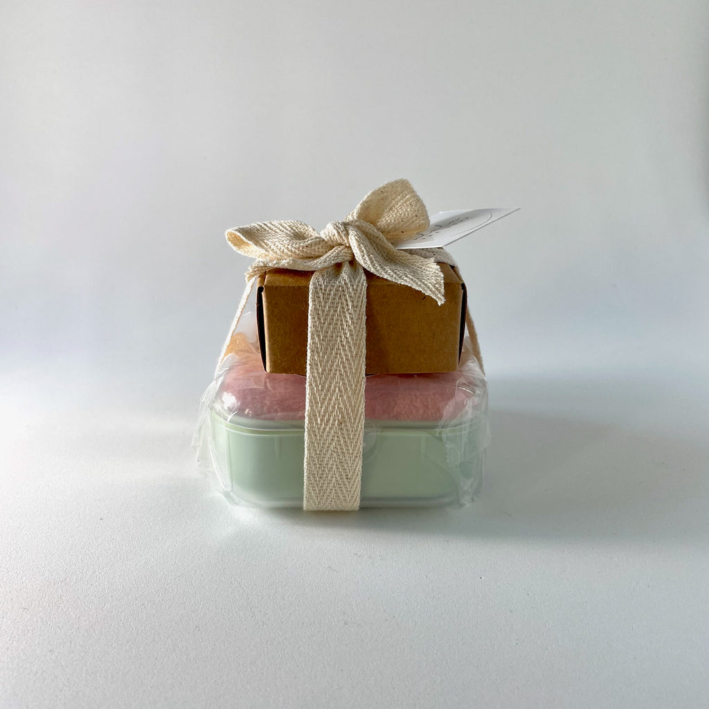 Kit de rosto com sabonete vegetal de rosto, toalhinha de limpeza e saboneteira portátil.