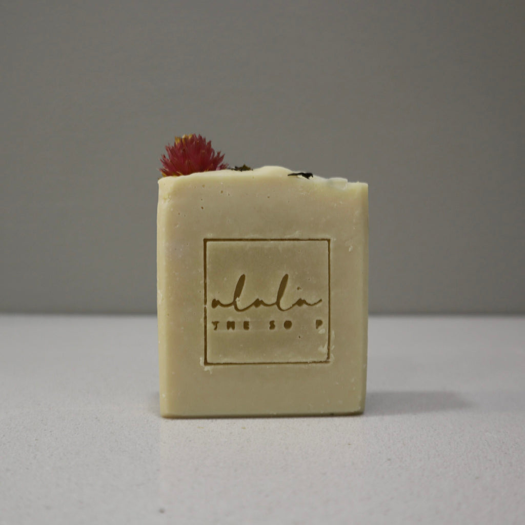 O Sabonete Perpétuo Morango é uma celebração sensorial e botânica, inspirada na delicadeza das flores secas e no conforto suave do verão em fim de tarde. Une o aroma doce e floral a uma base cremosa e equilibrada, oferecendo um momento de cuidado que reconforta o corpo e desperta os sentidos. A sua espuma suave limpa com delicadeza, graças à combinação de azeite, óleos de coco, abacate, girassol e rícino, respeitando a barreira natural da pele. Um cuidado nutritivo e gentil, ideal para todos os 