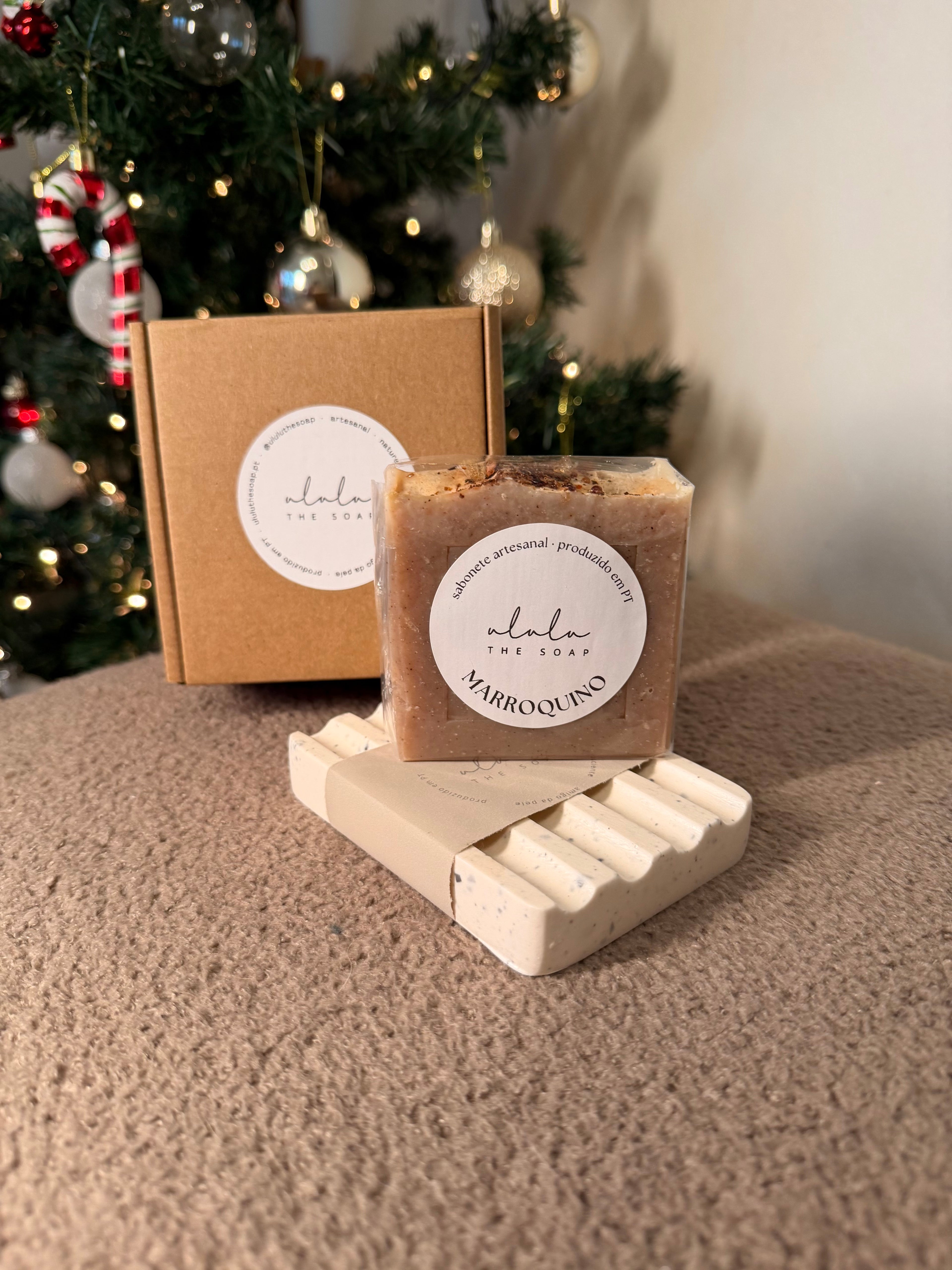 ritual essência um sabonete e uma saboneteira artesanais