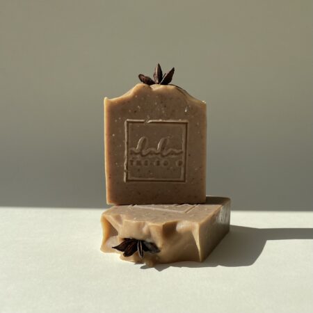 Sabonete marroquino da ululuthesoap, com textura cremosa e embalagem sofisticada, destacando ingredientes naturais e aroma envolvente.