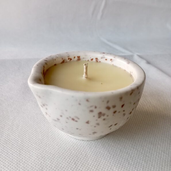 Vela hidratante com design elegante e funcional, feita com ingredientes naturais de elevada qualidade, como o azeite e o óleo de argão.