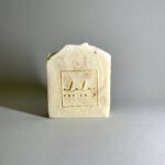 Sabonete artesanal de arroz e chá matcha em tons verdes suaves, com textura cremosa e aparência natural, ideal para uma limpeza suave e revitalizante da pele.