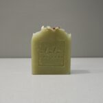 Sabonete artesanal de aloé vera, com aparência suave e fresca, ideal para hidratar e acalmar a pele naturalmente.