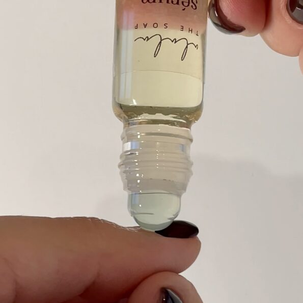 Sérum de mãos natural em frasco elegante com óleos vegetais nutritivos