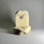 Sabonete artesanal de menta e erva-príncipe da ululu the soap sobre fundo claro, com aspeto fresco e natural.