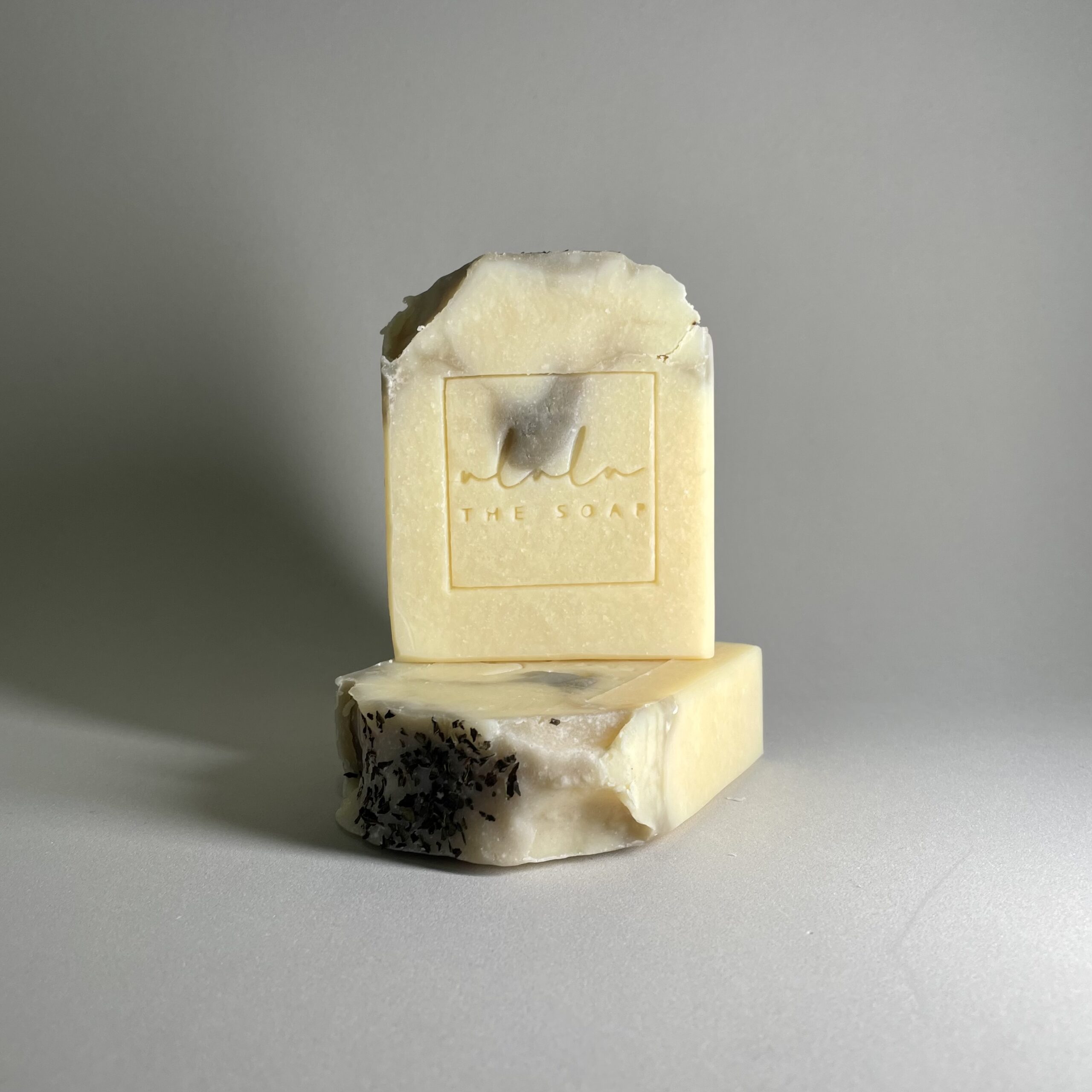 Sabonete artesanal de menta e erva-príncipe da ululu the soap sobre fundo claro, com aspeto fresco e natural.