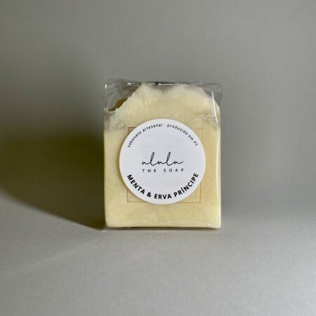 Embalagem do sabonete artesanal de menta e erva-príncipe da ululu the soap, com design minimalista e natural.