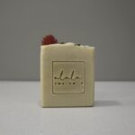 O Sabonete Perpétuo Morango é uma celebração sensorial e botânica, inspirada na delicadeza das flores secas e no conforto suave do verão em fim de tarde. Une o aroma doce e floral a uma base cremosa e equilibrada, oferecendo um momento de cuidado que reconforta o corpo e desperta os sentidos. A sua espuma suave limpa com delicadeza, graças à combinação de azeite, óleos de coco, abacate, girassol e rícino, respeitando a barreira natural da pele. Um cuidado nutritivo e gentil, ideal para todos os tipos de pele, até as mais sensíveis. O destaque vai para a argila vermelha (illite), rica em óxidos de ferro e oligoelementos. Este ingrediente natural ajuda a revitalizar a pele, melhorar a microcirculação e promover um brilho saudável, com uma esfoliação subtil e não abrasiva. A sua ação purificante é perfeita para equilibrar peles cansadas ou baças, sem causar ressecamento. O aroma envolvente com notas doces e florais proporciona uma experiência reconfortante e delicada, prolongando a sensação de bem-estar muito depois do banho. O Sabonete Perpétuo Morango é ideal para quem procura um cuidado suave, sensorial e poético — inspirado na natureza e feito com intenção. 🍓 Aroma doce e floral | 🧼 Espuma suave e cremosa | 🌿 Ingredientes naturais e nutritivos