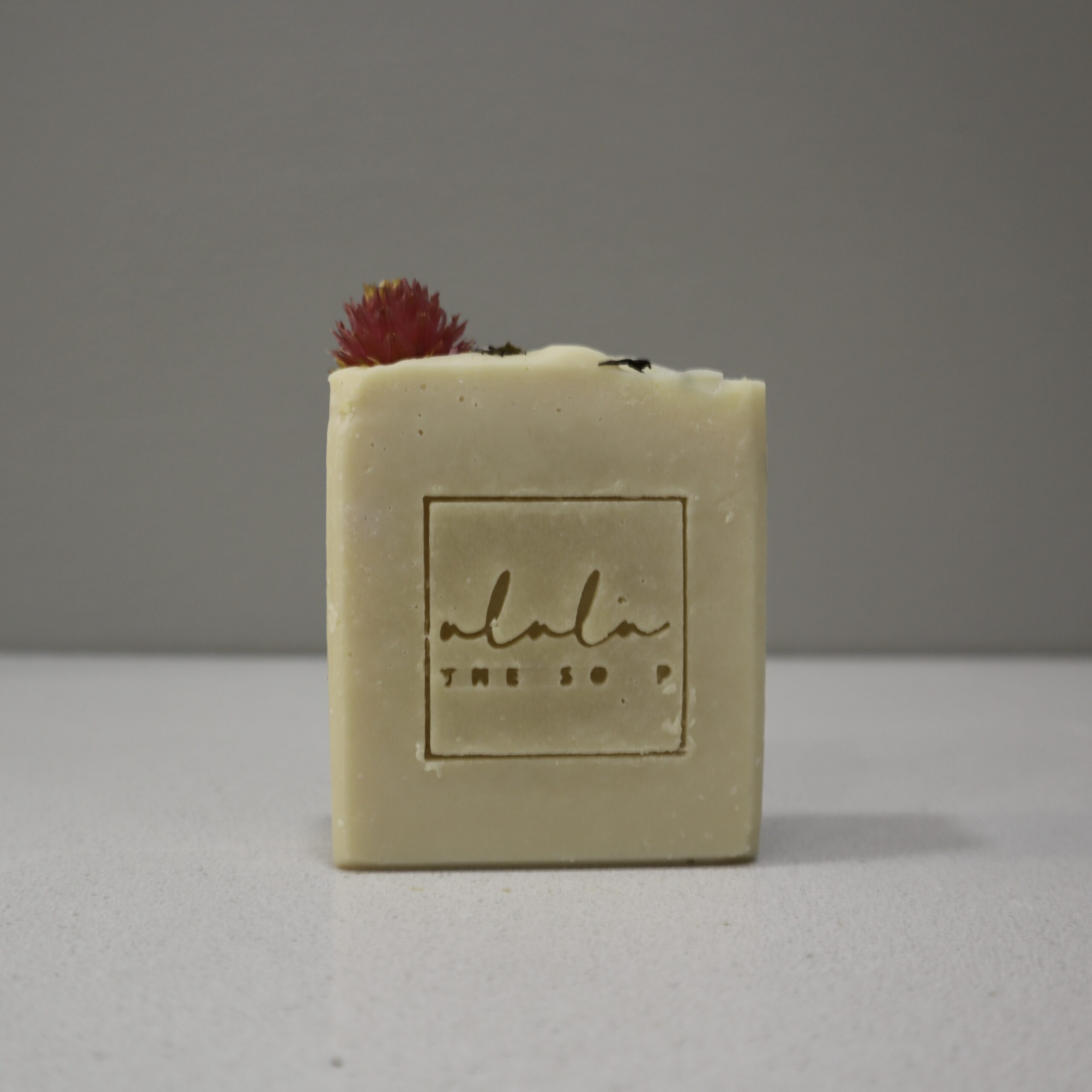 O Sabonete Perpétuo Morango é uma celebração sensorial e botânica, inspirada na delicadeza das flores secas e no conforto suave do verão em fim de tarde. Une o aroma doce e floral a uma base cremosa e equilibrada, oferecendo um momento de cuidado que reconforta o corpo e desperta os sentidos. A sua espuma suave limpa com delicadeza, graças à combinação de azeite, óleos de coco, abacate, girassol e rícino, respeitando a barreira natural da pele. Um cuidado nutritivo e gentil, ideal para todos os tipos de pele, até as mais sensíveis. O destaque vai para a argila vermelha (illite), rica em óxidos de ferro e oligoelementos. Este ingrediente natural ajuda a revitalizar a pele, melhorar a microcirculação e promover um brilho saudável, com uma esfoliação subtil e não abrasiva. A sua ação purificante é perfeita para equilibrar peles cansadas ou baças, sem causar ressecamento. O aroma envolvente com notas doces e florais proporciona uma experiência reconfortante e delicada, prolongando a sensação de bem-estar muito depois do banho. O Sabonete Perpétuo Morango é ideal para quem procura um cuidado suave, sensorial e poético — inspirado na natureza e feito com intenção. 🍓 Aroma doce e floral | 🧼 Espuma suave e cremosa | 🌿 Ingredientes naturais e nutritivos