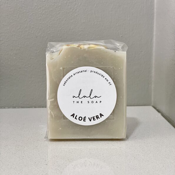 Embalagem do sabonete artesanal de aloe vera da ululu the soap, com design minimalista e toque natural.