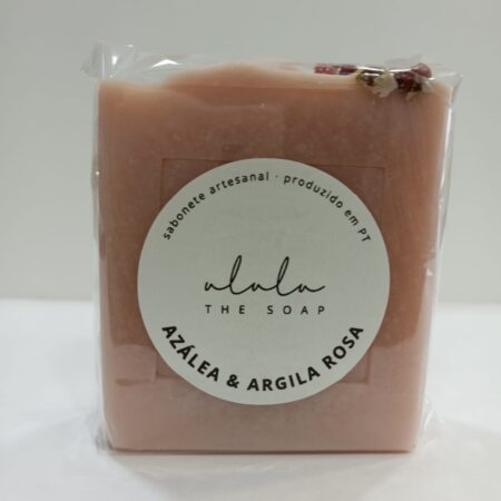 Embalagem do sabonete artesanal de azálea e argila rosa, com design minimalista e fundo claro