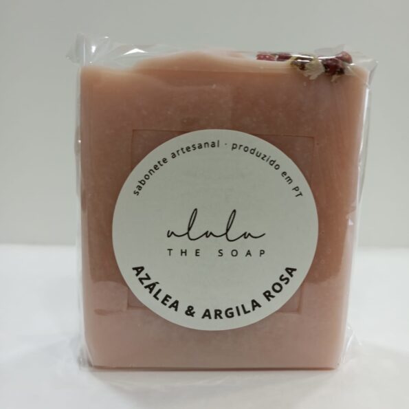 Embalagem do sabonete artesanal de azálea e argila rosa, com design minimalista e fundo claro
